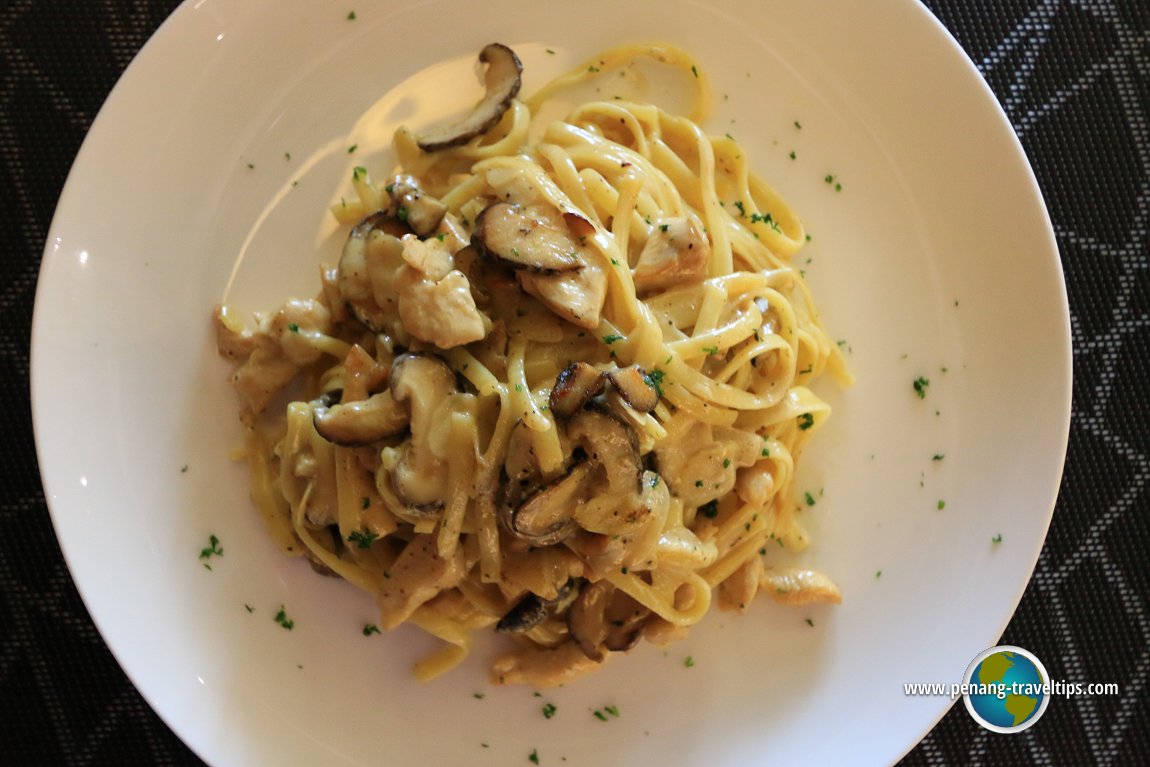 Le Périgord's Chicken and Mushroom Pasta