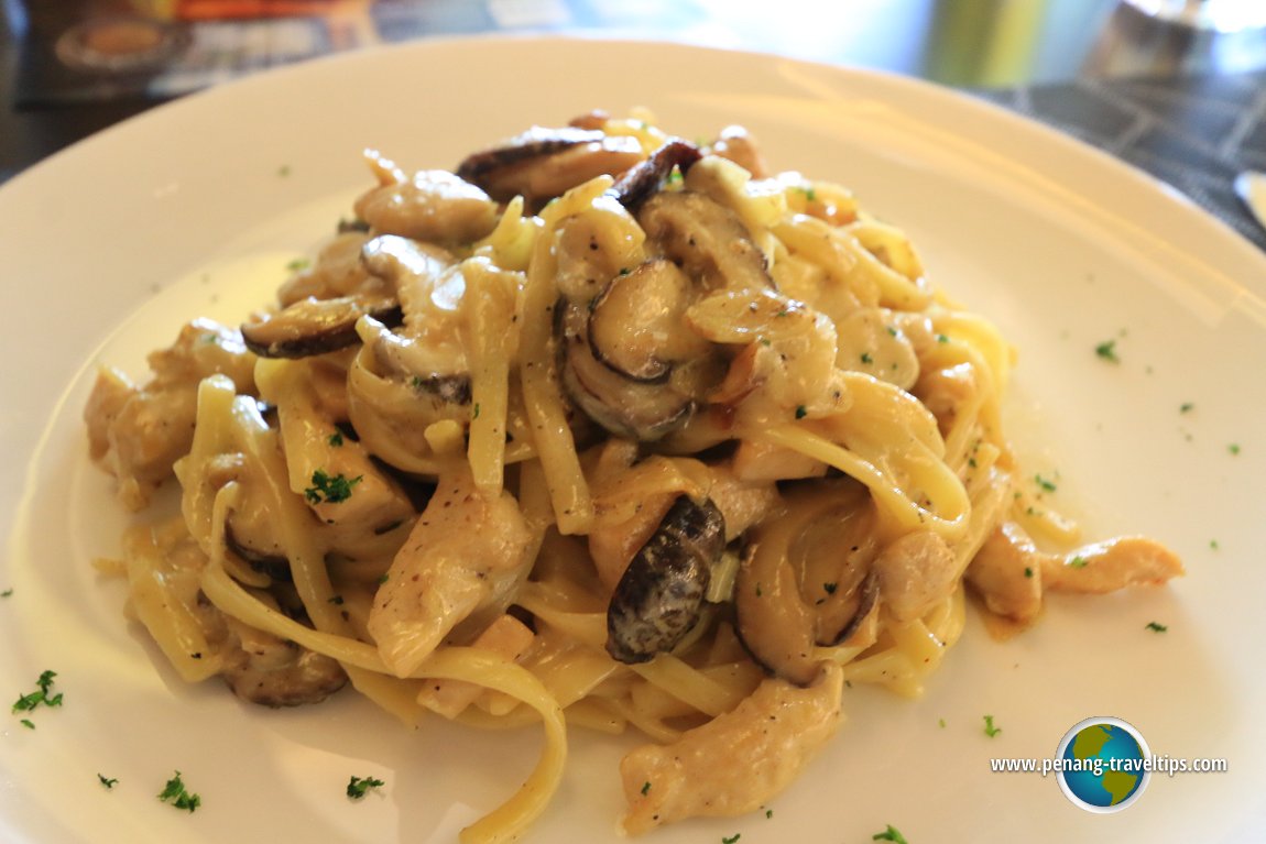 Le Périgord's Chicken and Mushroom Pasta