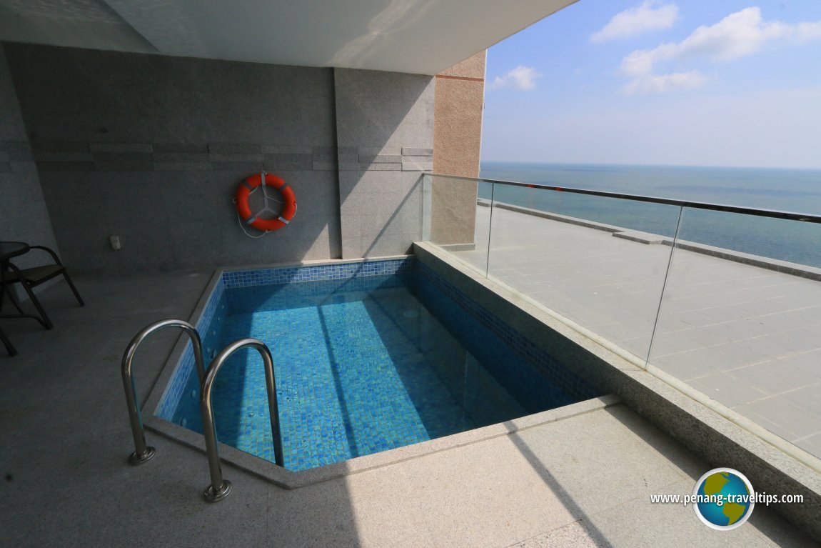 Lexis Premium Pool Suite