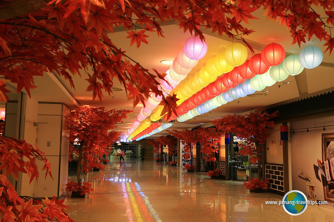 Autumn-leaf motif at Korea Street, M Mall O2O