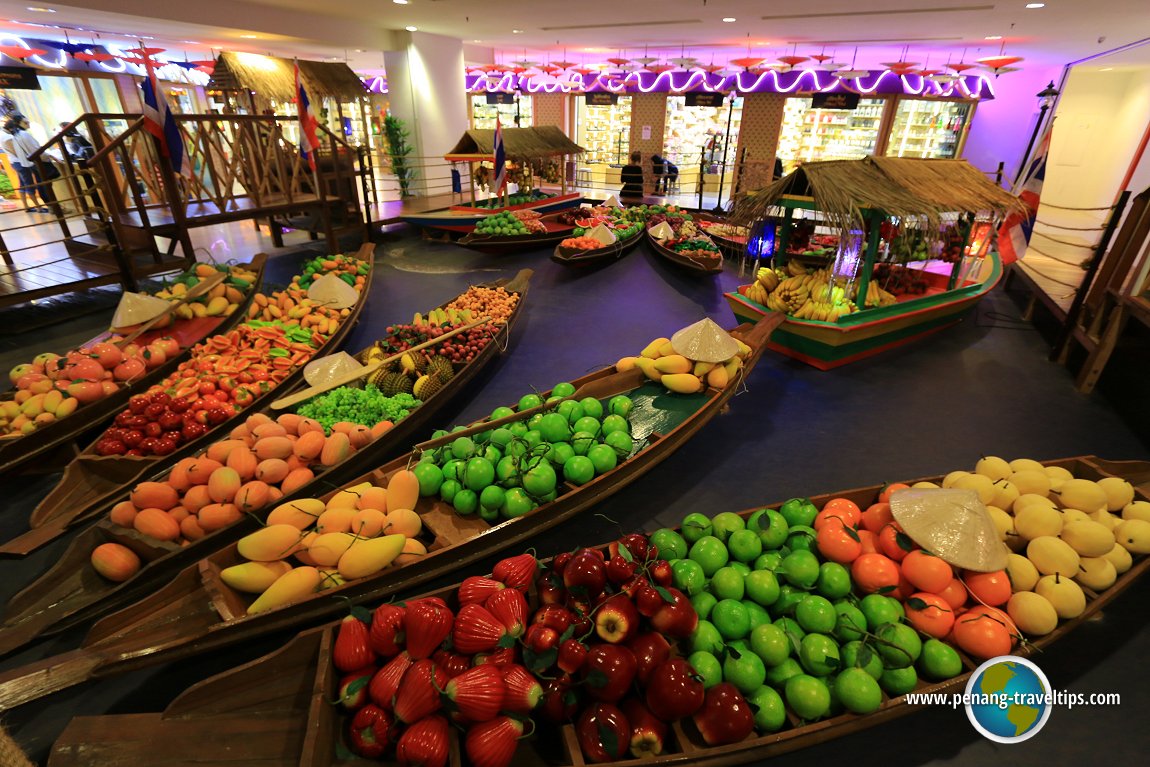 A waterborne fruit market in Thailand, M Mall O2O's style