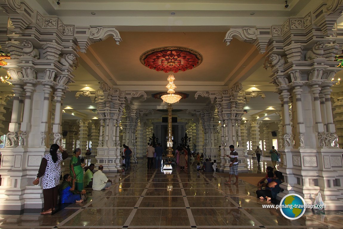 The maha mandapam of the Arulmigu Balathandayuthapani Temple