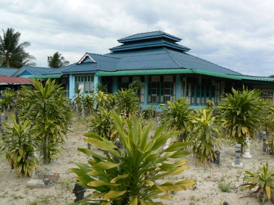 Masjid Jamek Haji Abdul Rashid, as seen from the mosque graveyard