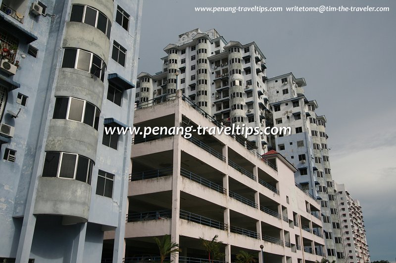 The multi-storey-carpark at Villa Kejora