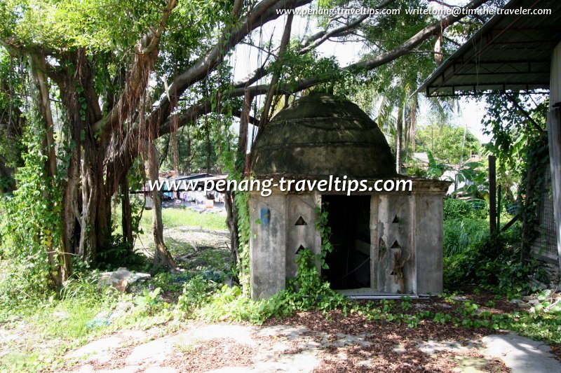 An old disused shrine at Dhoby Ghaut