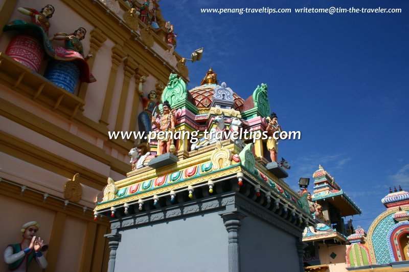 The colourful ornamentation of Arulmigu Karumariamman