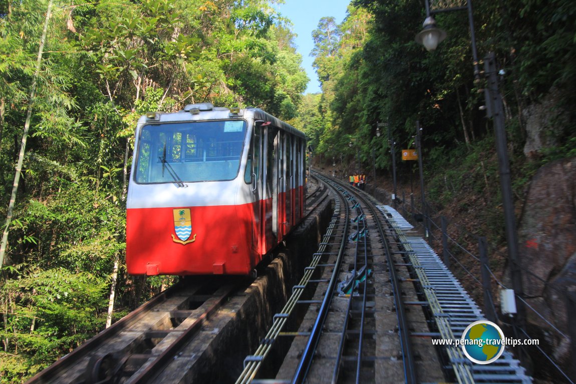 Keretapi Bukit Bendera yang lama yang berwarna merah