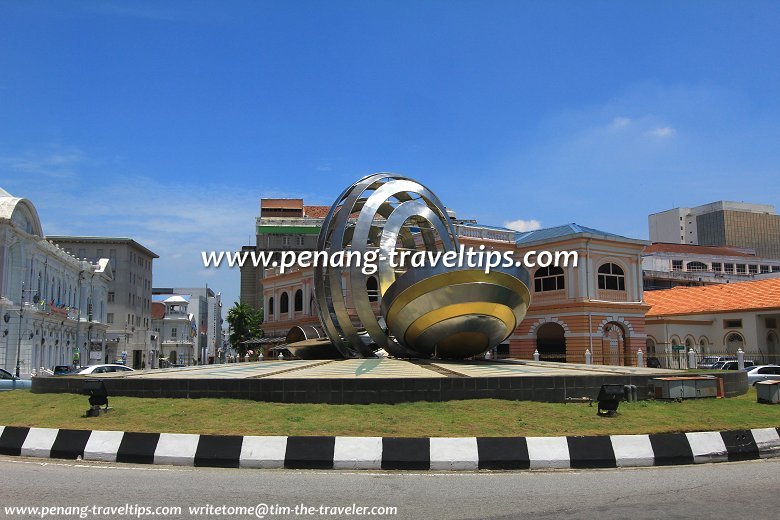 Another view of the Pinang Fountain