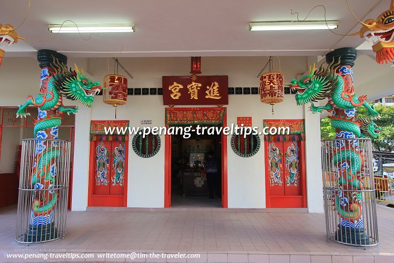 The porch and main entrance of Chin Poh Keong Temple