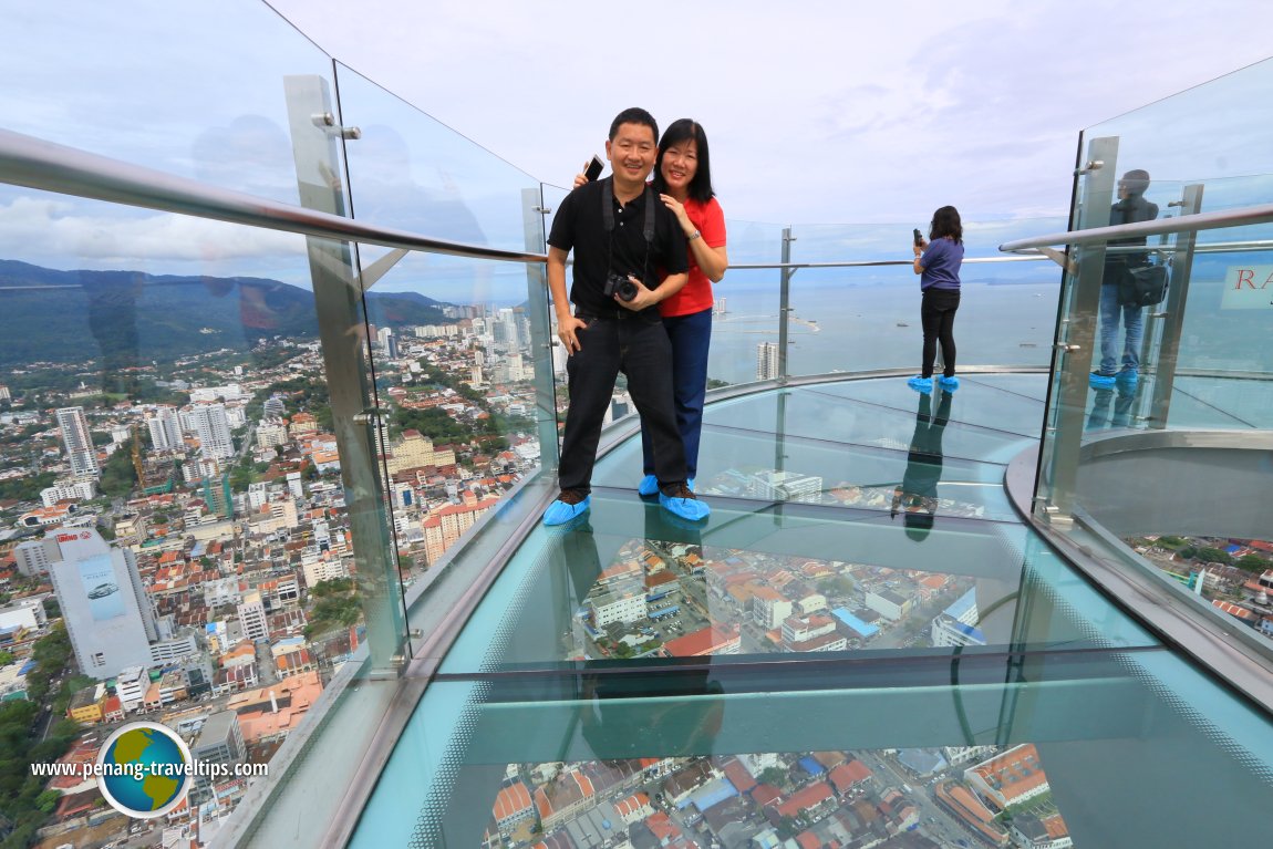 Timothy Tye dan Goh Chooi Yoke di Rainbow Skywalk @ The TOP, Komtar