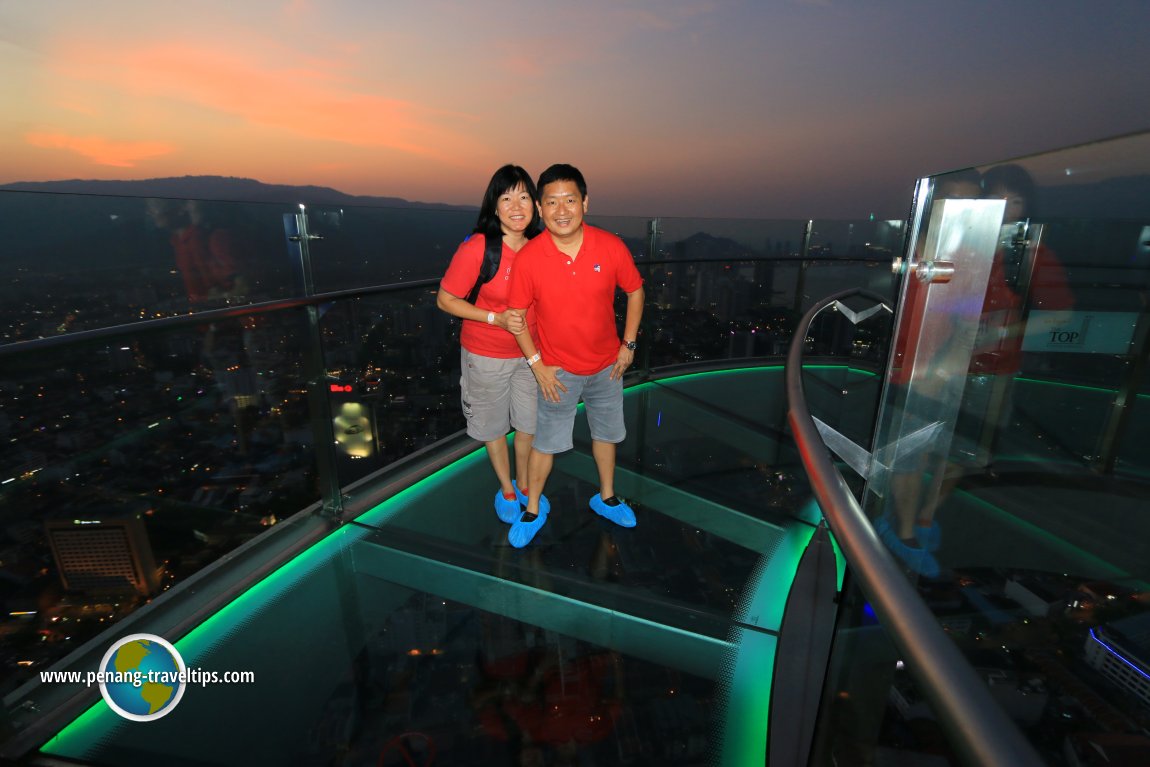 Rainbow Skywalk pada waktu malam