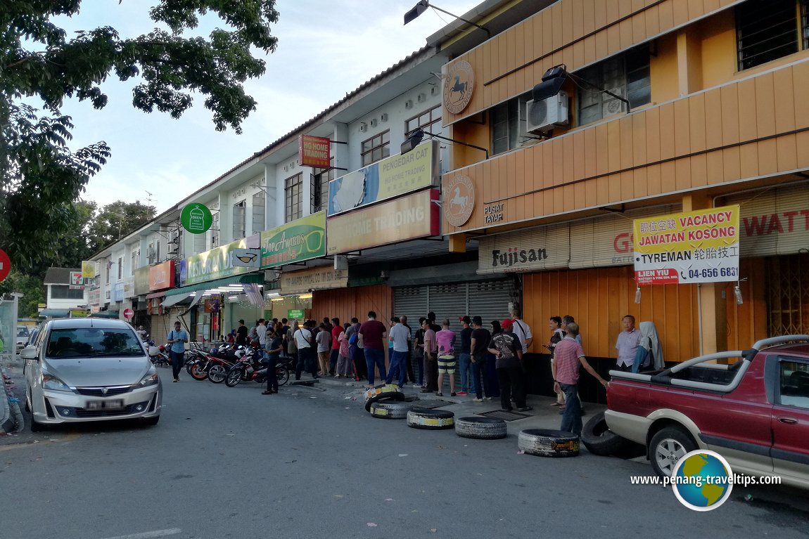 Long queue at Restoran Deen Nasi Kandar