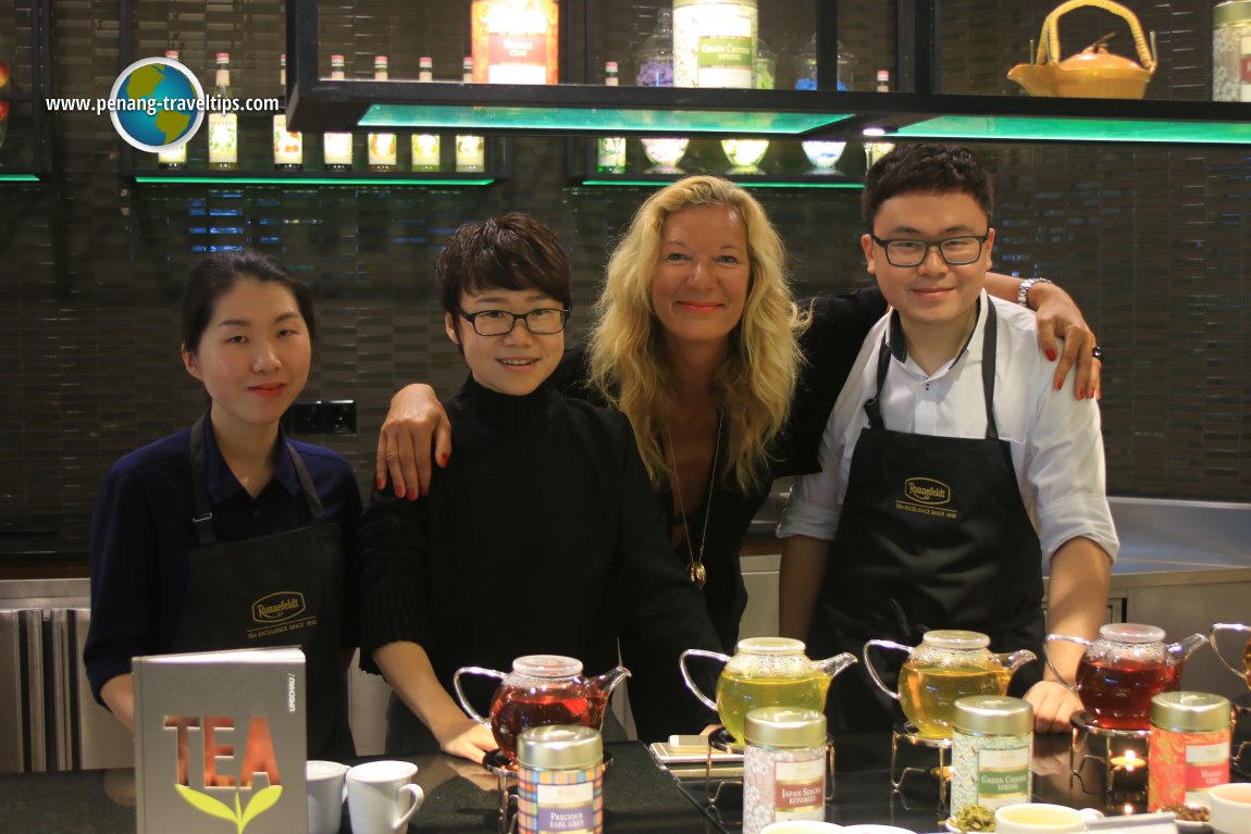 Stephanie Mölder of Ronnefeldt, with the ExclusiviTea team