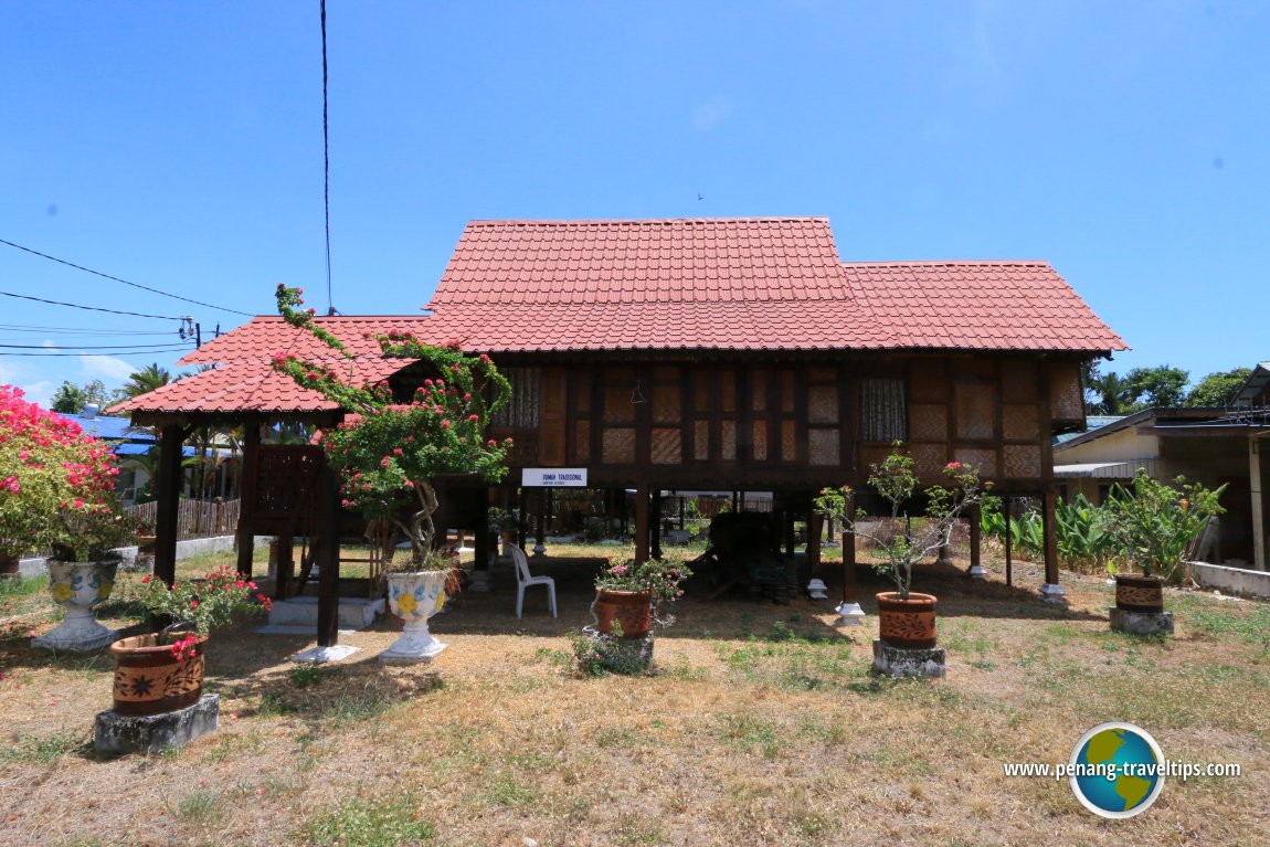 Rumah Tradisional Kampung Seronok