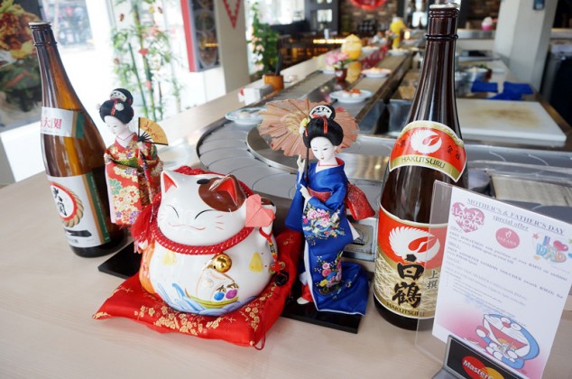 Maneki-neko, the Japanese greeting cat, welcoming visitors to Sakana Sushi Bar