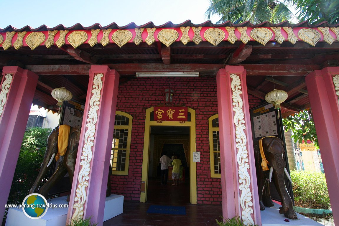 Sam Poh Tong, or Three Jewel Hall, at Dhammikarama Burmese Temple