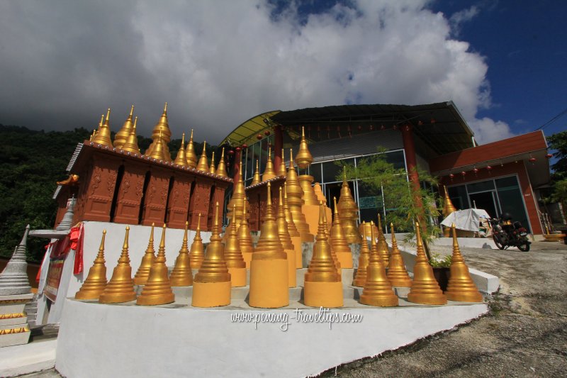 Gilded stupas at Jinggangshan Penang Hill Temple