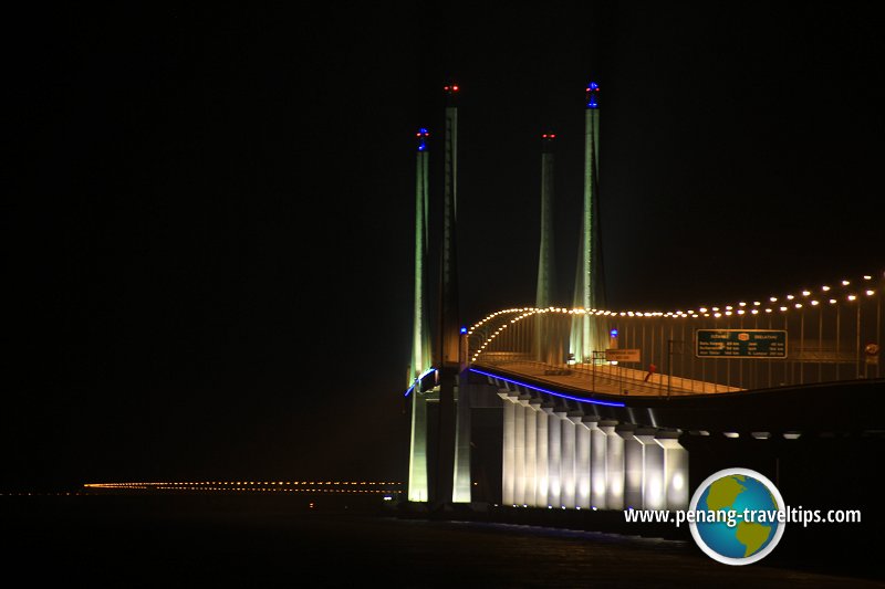 Jambatan Sultan Abdul Halim Mu'adzam Shah dihias lampu