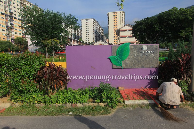 Gardening sprucing up Taman Linear Padang Tembak