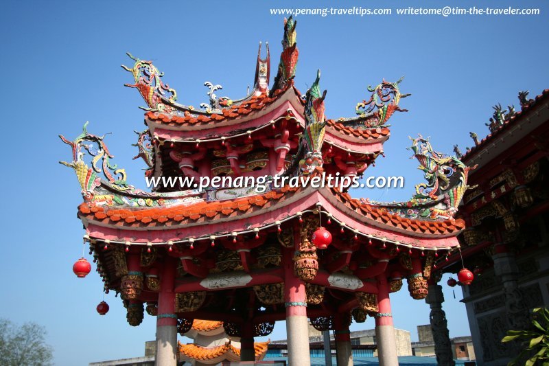 One of the two pavilions of Thean Hock Keong Temple