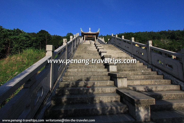 Grand staircase towards Thni Kong Tnua