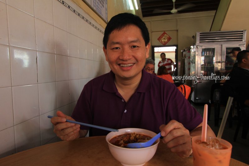 Tim enjoying the Seng Lee Cafe Hokkien Mee