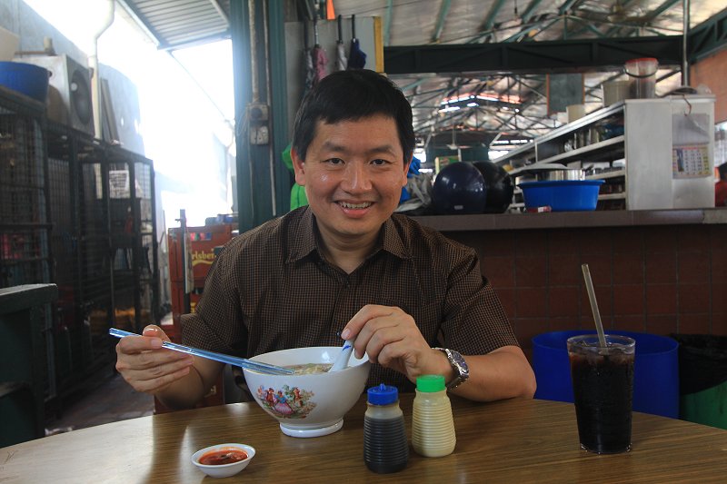Timothy Tye trying out the gu bak koay teow at Sri Weld Food Court