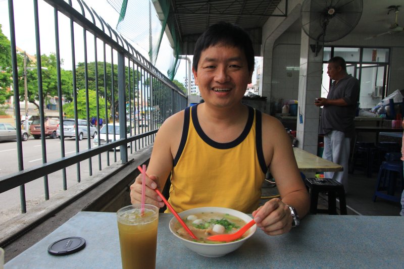 Timothy Tye trying the fish head bee hoon