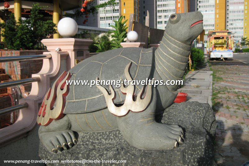 Tortoise statue at Teong Leng Keong