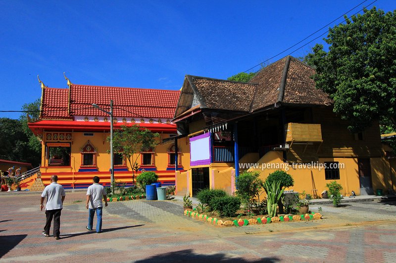 The grounds of Wat Rajchaphohong