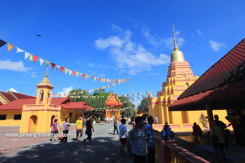The grounds of Wat Rajchaphohong