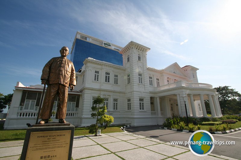 Yeap Chor Ee Statue, with Homestead in the background