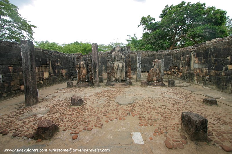 Buddha statue, Hatadage