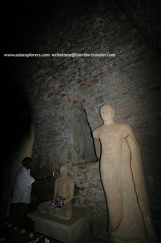 Buddha statues in Thuparama