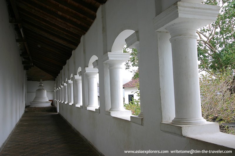 Colonnaded corridor, Dambulla Cave complex