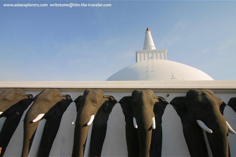 The elephant wall at Ruwanweliseya Dagoba