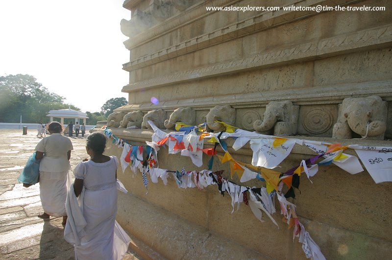 Pilgrims encircling the Ruwanweliseya Dagoba