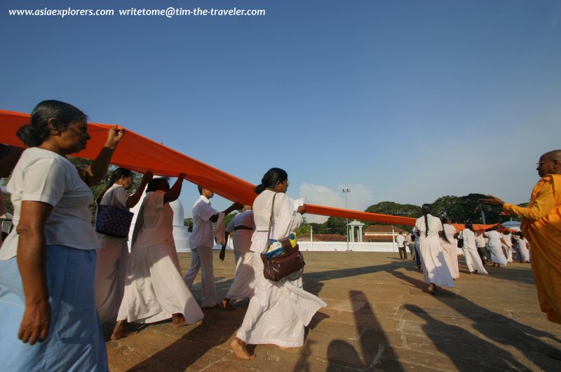 Pilgrims encircling the Ruwanweliseya Dagoba