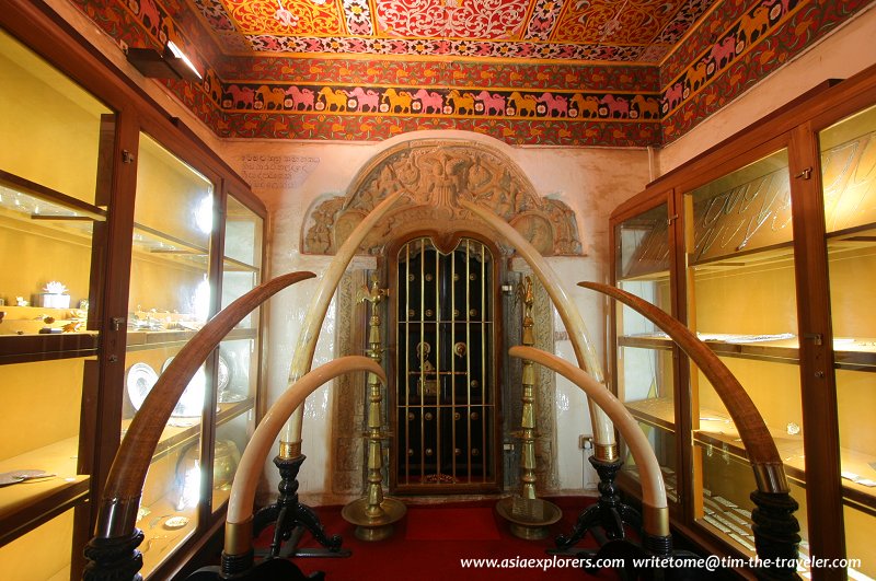 Inner sanctuary, Sacred Tooth Relic Temple