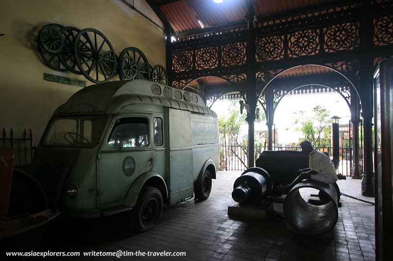 Old automobiles, Colombo Old Town Hall