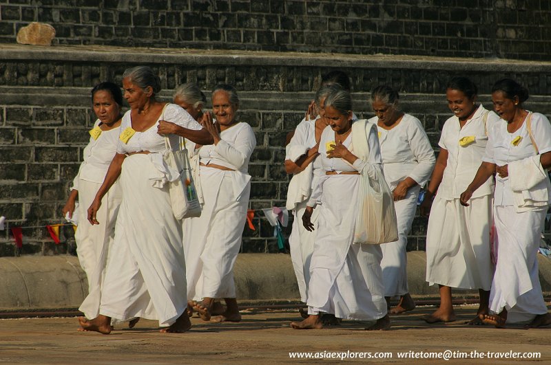 Pilgrims encircling the massive Ruwanweliseya Dagoba