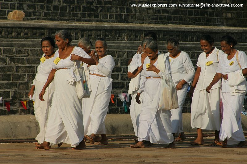 Pilgrims encircling the Ruwanweliseya Dagoba