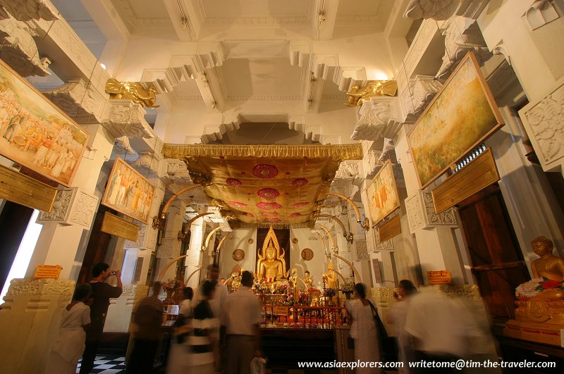 Prayer hall at the Tooth Relic Temple