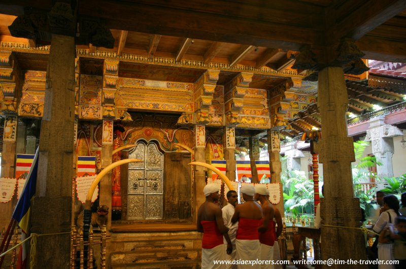 Temple dancers, Sri Dalada Maligawa