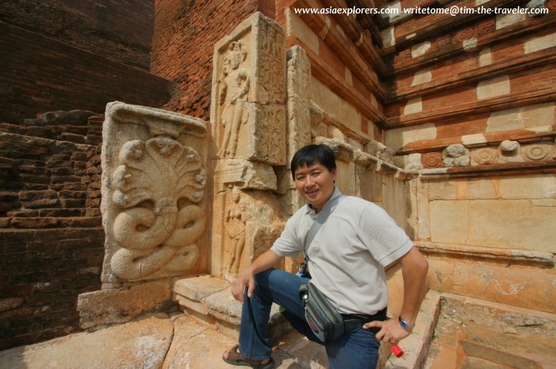 Tim at the base of the Jetavana Dagoba