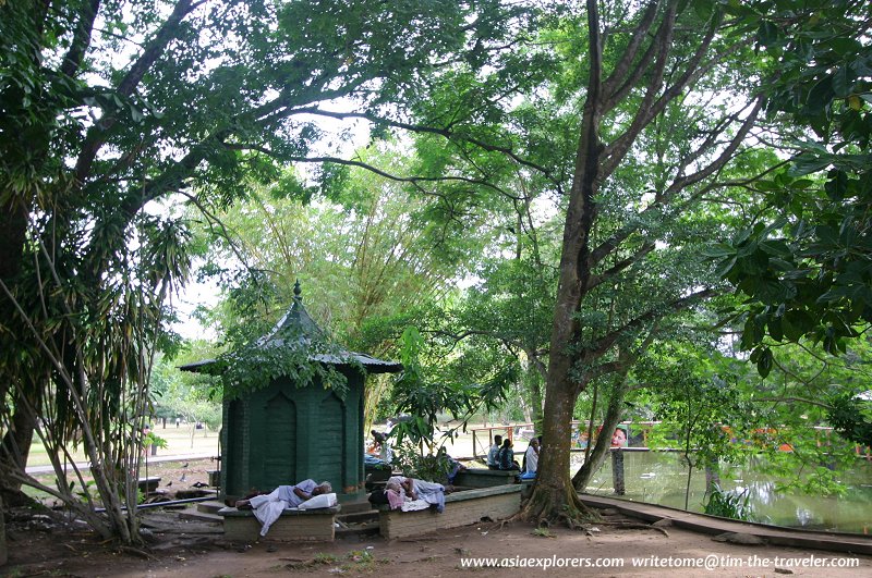 An octagonal shed at Viharamahadevi Park