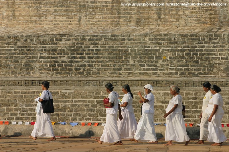 Pilgrims at Ruwanweliseya Dagoba