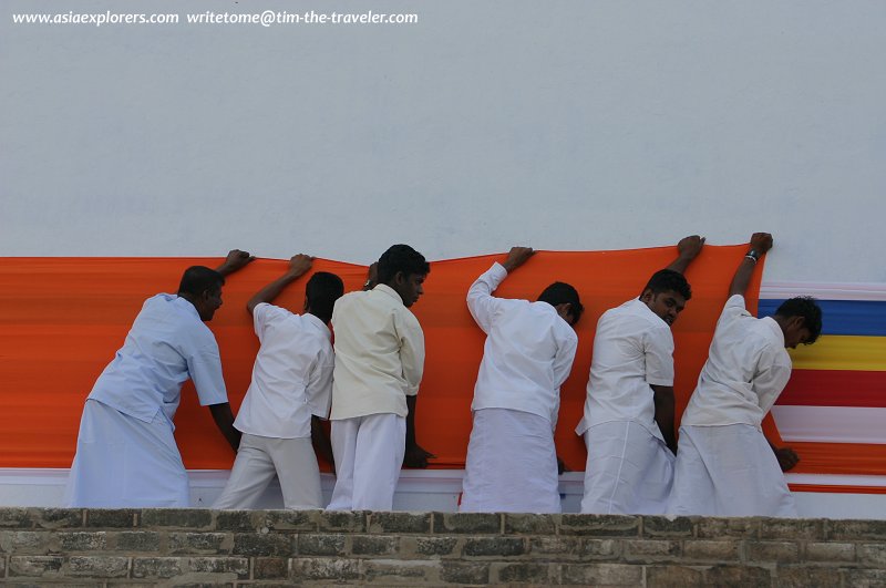 Pilgrims wrapping the Ruwanweliseya Dagoba