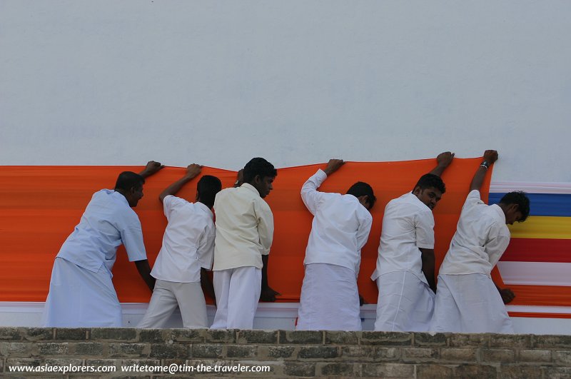 Devotees wrapping the Ruwanweliseya Dagoba