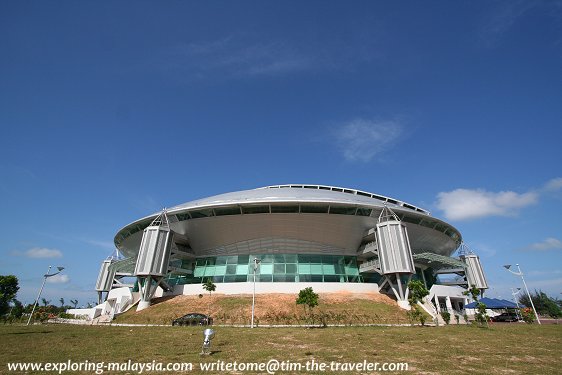 Stadium tertutup gong badak